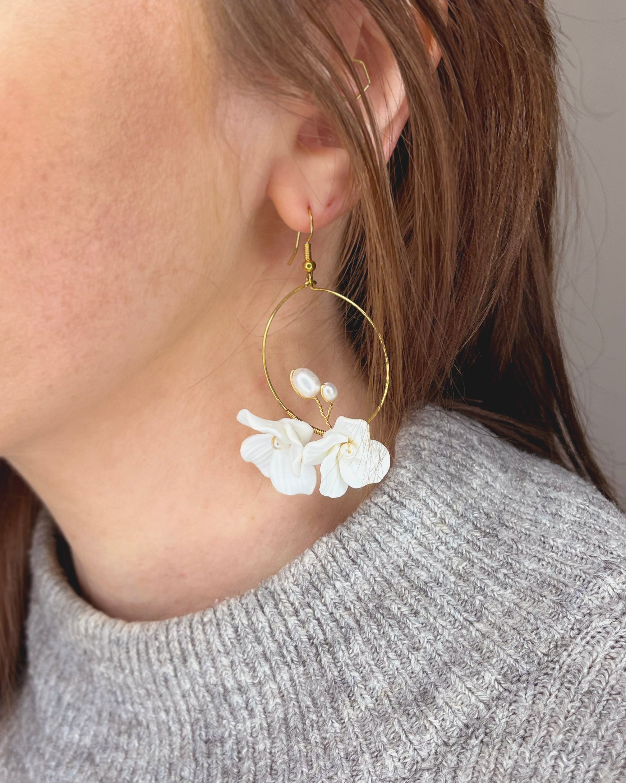 PORCELAIN FLORAL HOOP EARRINGS WITH PEARLS
