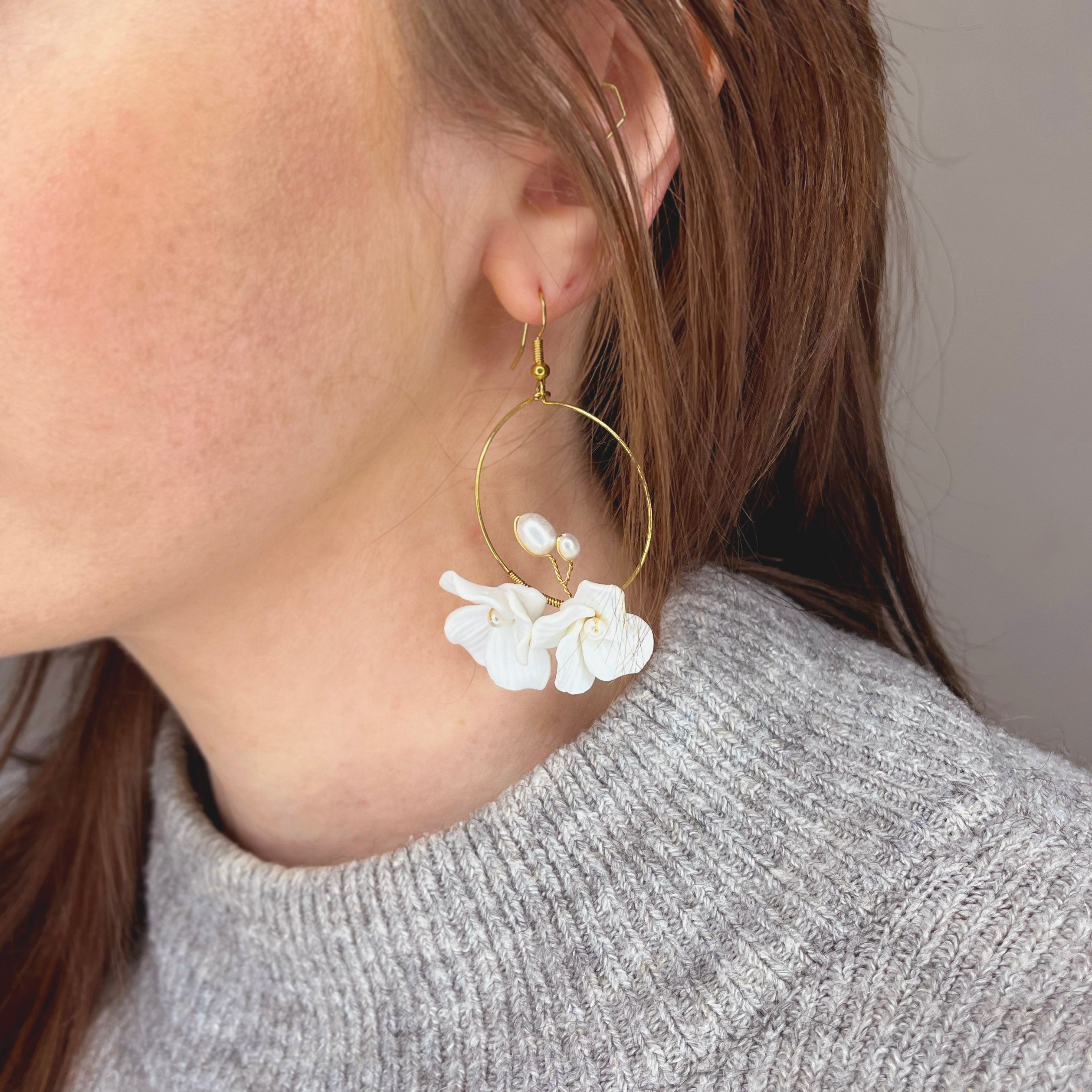 PORCELAIN FLORAL HOOP EARRINGS WITH PEARLS