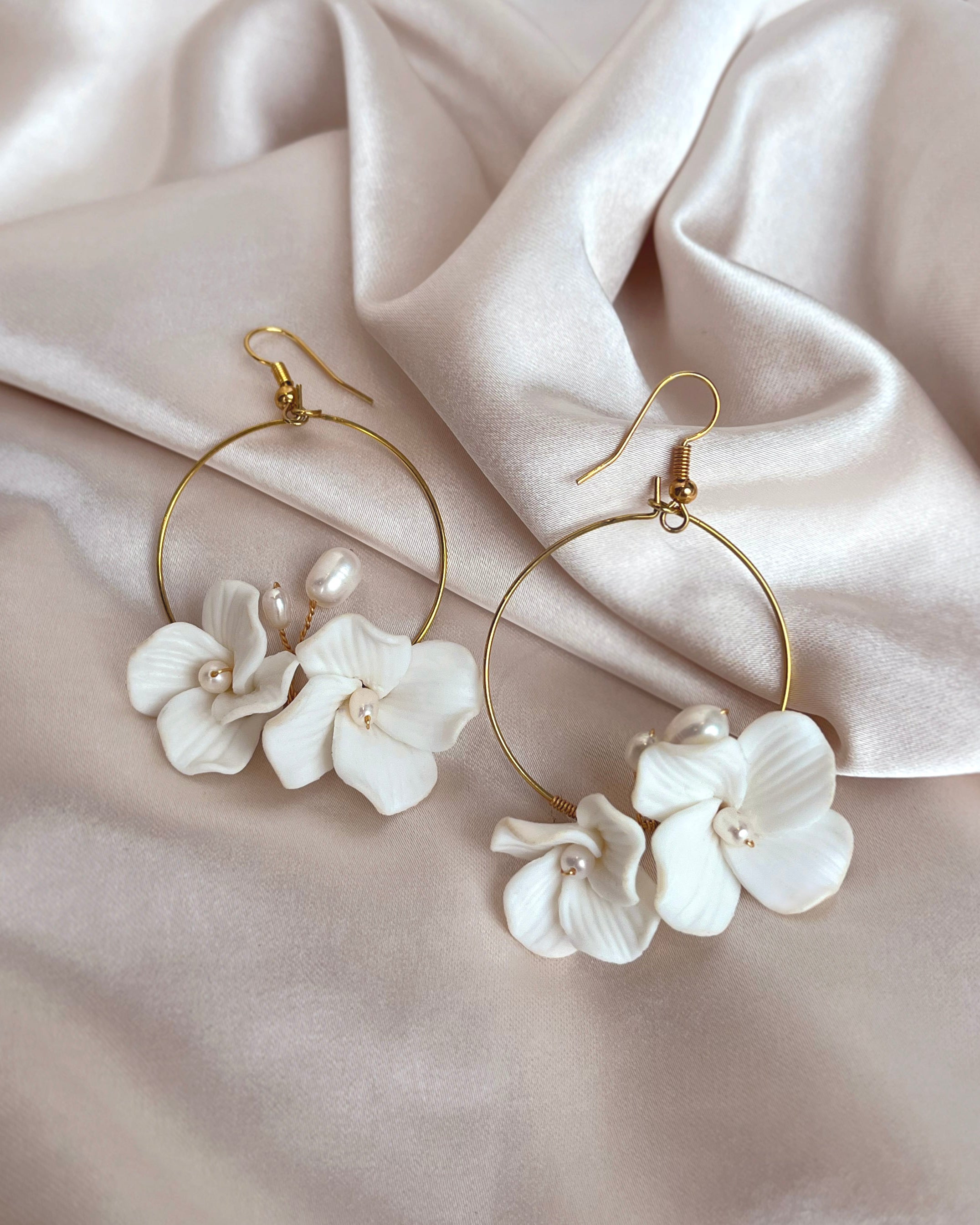 PORCELAIN FLORAL HOOP EARRINGS WITH PEARLS