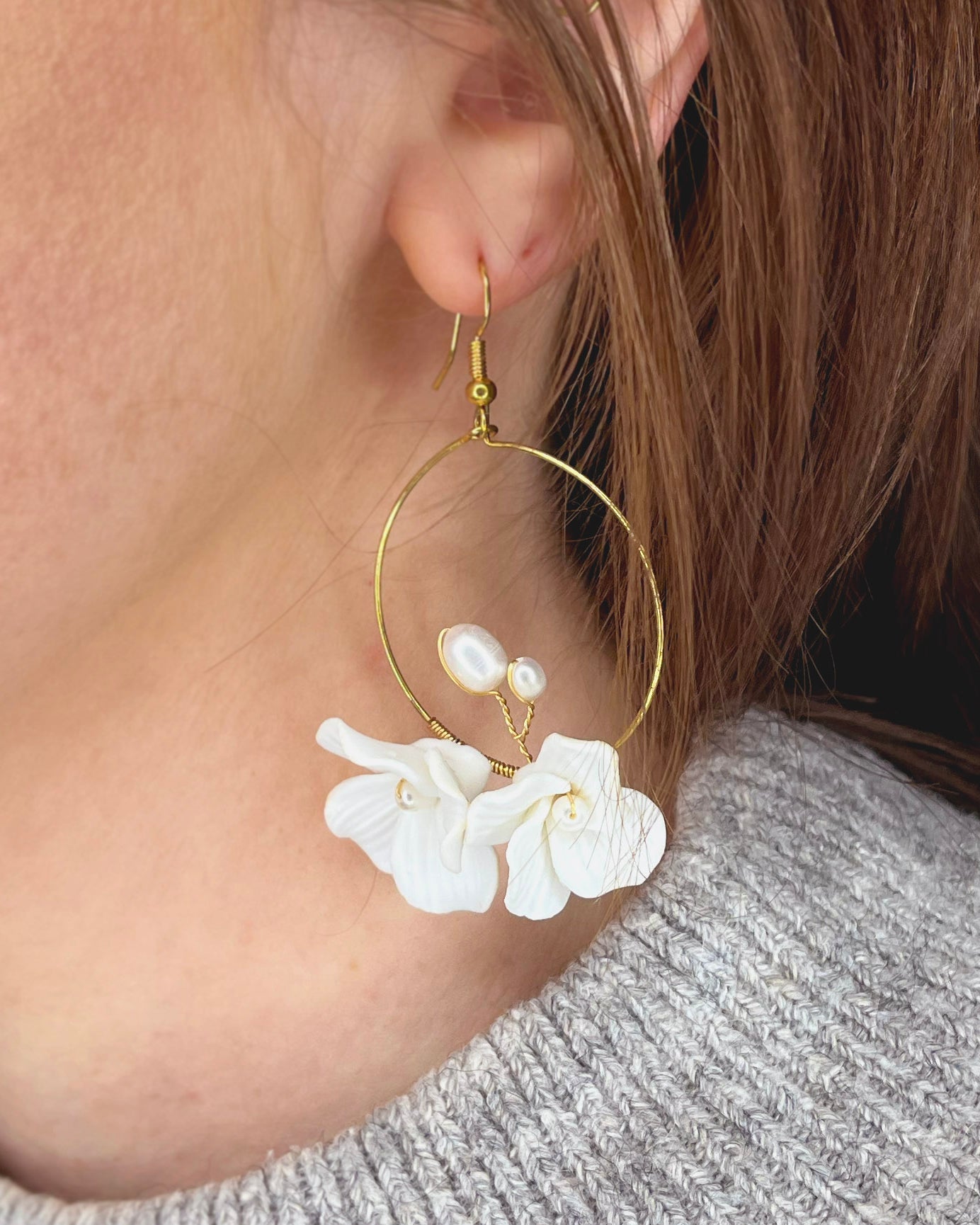 PORCELAIN FLORAL HOOP EARRINGS WITH PEARLS