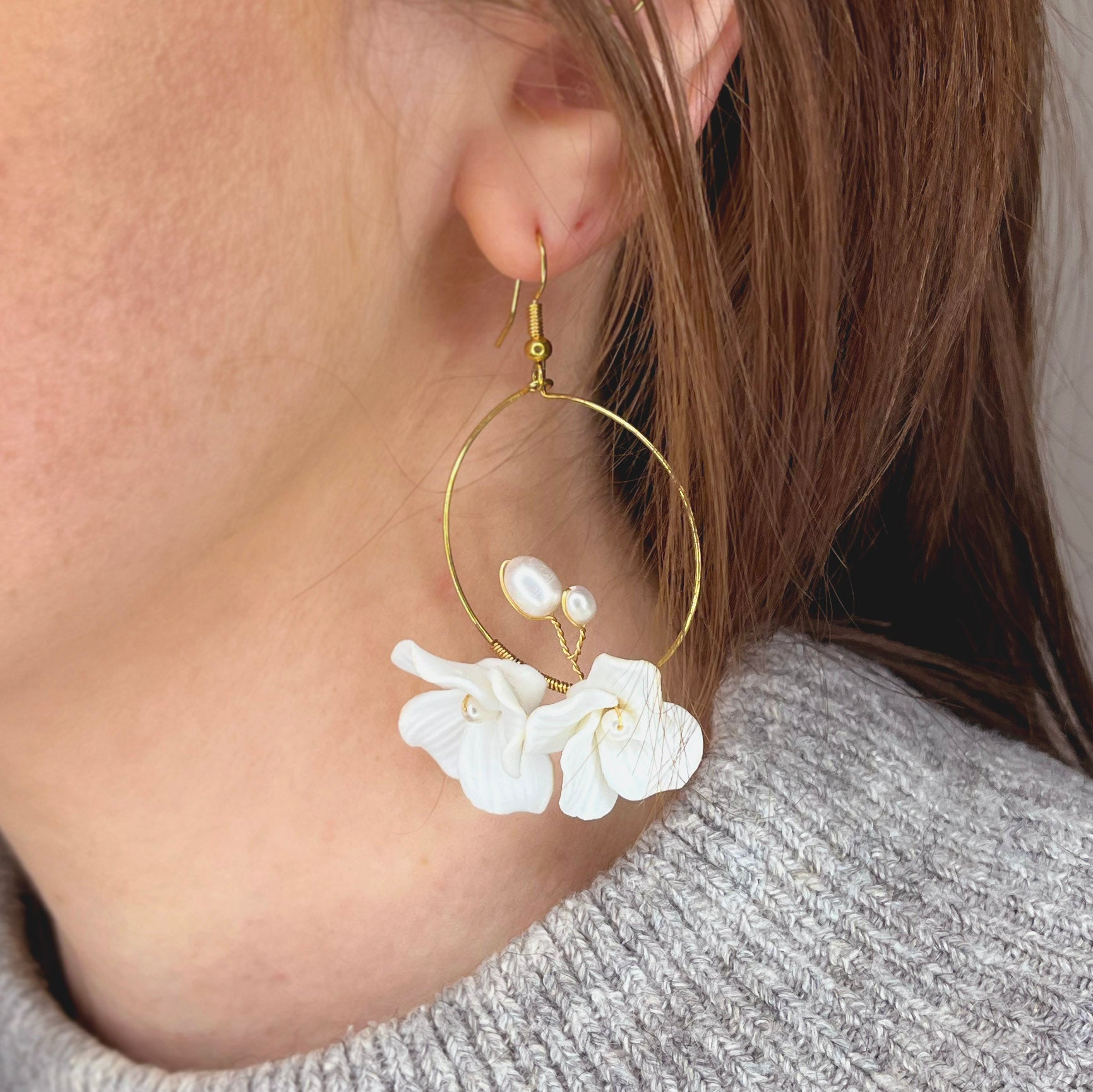 PORCELAIN FLORAL HOOP EARRINGS WITH PEARLS
