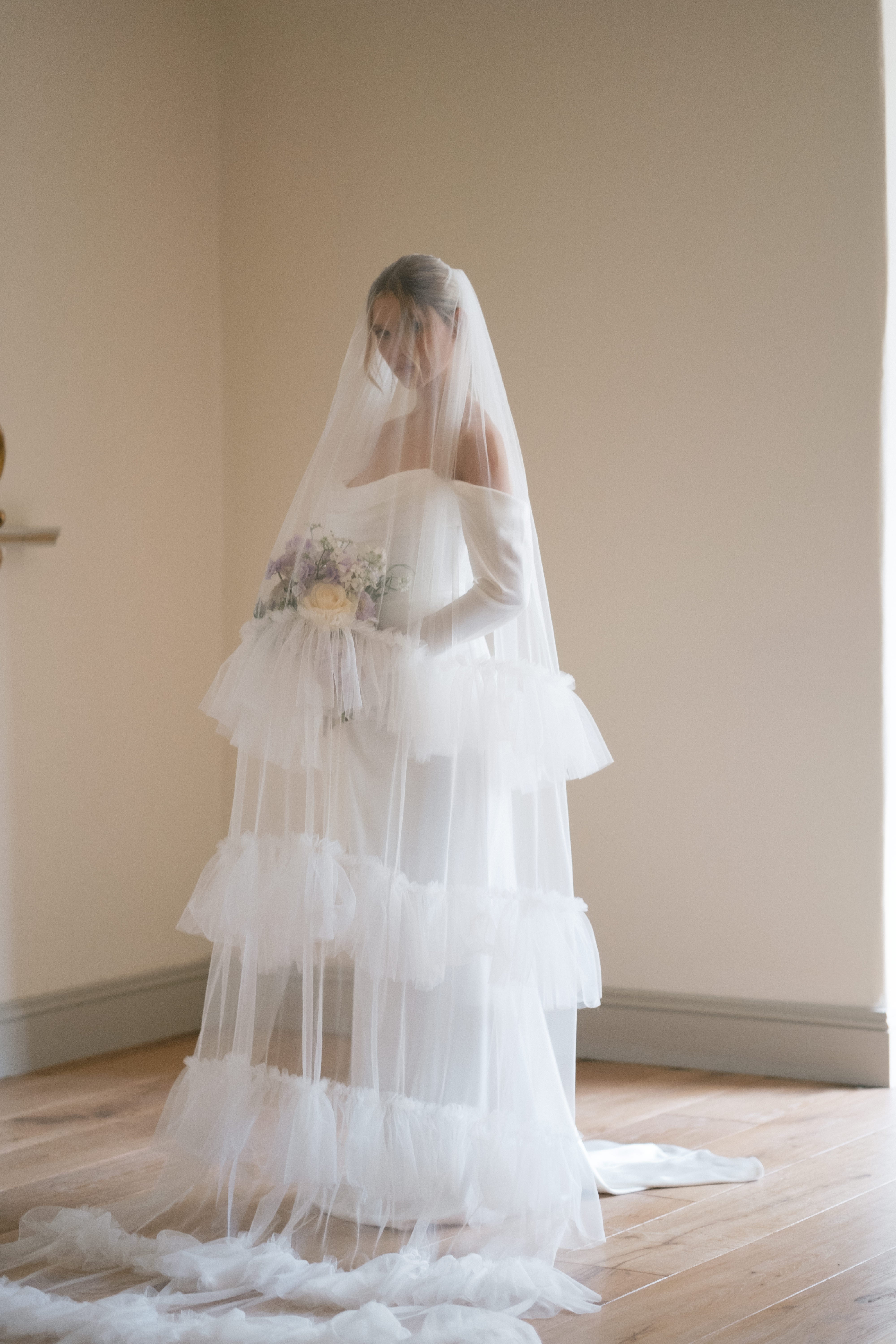 TIERED RUFFLE VEIL