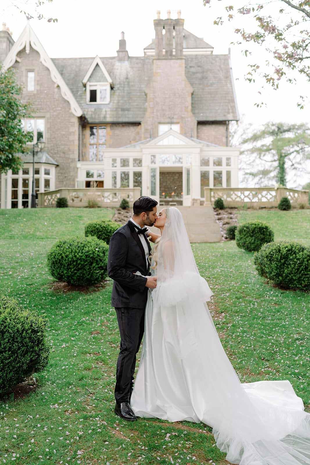 RUFFLE VEIL