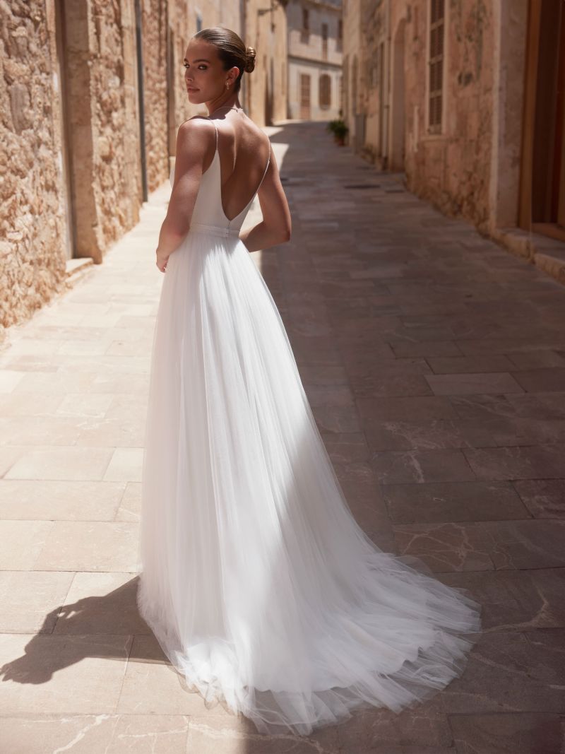 DETACHABLE TULLE TRAIN