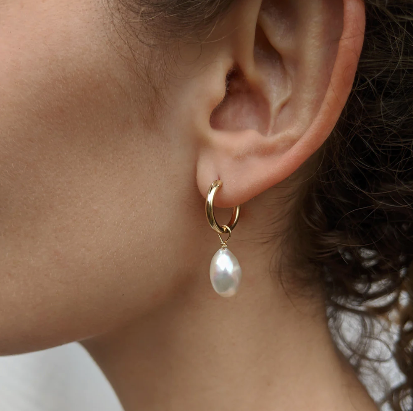 KIRI & BELLE | SIA BAROQUE PEARL HOOP EARRINGS